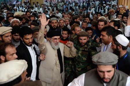 Efter 20 år är krigsherren Gulbuddin Hekmatyar (i glasögon i mitten) tillbaka i Afghanistan. Här hälsas han av anhängare vid ett möte i Jalalabad den 30 april. 