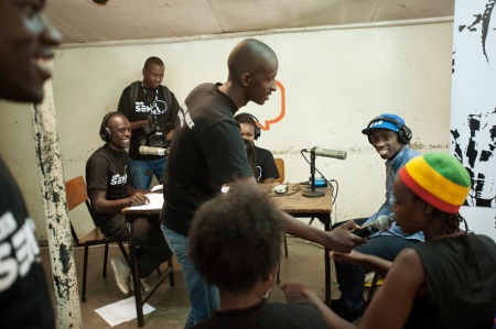 Raphael Obonyo, rådgivare i ungdomsfrågor för FN-organet UN Habitat och grundare av The Youth Congress, deltar i en radiosändning om fusk i samband med registreringen inför presidentvalet.