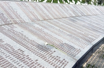 Minnestavlan i Potocari över de döda i massakern 1995.
