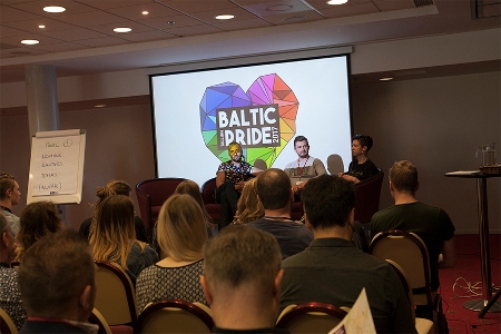 Tomas Vytautas Raskevičius från Vilnius, Kaspars Zalitis från Riga och Kristiina Raud från Tallinn samtalar under Baltic Prides konferens om motståndet mot att demonstrera i de baltiska staterna.