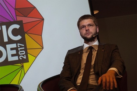 Socialdemokraten Jevgeni Ossinovski är hälso- och arbetsminister i Estland. 