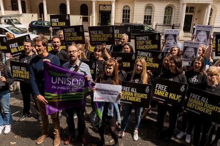 Amnestys brittiska sektion demonstrerar den 12 juli tillsammans med PEN-England, Index on Censorship, Reportrar utan Gränser och facket Unison utanför Turkiets ambassad i London. 