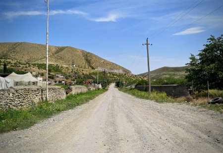 Invånarna i Talish evakuerades efter att Azerbajdzjan bombat byn natten till den 2 april. Nu är byn åter en spökstad.