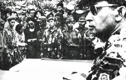  General Suharto (i förgrunden) vid begravningen av de sex generaler som mördades vid kuppförsöket den 30 september 1965. 