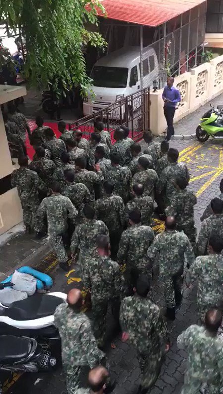 Militären stormar in i parlamentet i Malé den 24 juli. Skärmdump från film på twitter.