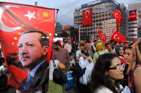  Efter att kuppförsöket slagits ned i juli 2016 fick Erdoğan ett omfattande stöd på gator och torg. 