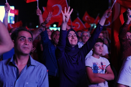 Kuppförsöket den 15 juli 2016 stoppades och president Erdoğan uppmanade turkarna att gå ut och försvara demokratin. 