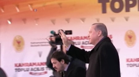 President Erdoğan vid ett kampanjmöte för ett ja i folkomröstningen. Med drygt 51 procent av rösterna sade väljarna i april ja till författningsändringarna.