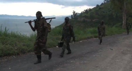  I slutet av 2012 lyckades rebellgruppen M23 överraskande inta miljonstaden Goma i östra Kongo. Här är M23-soldater när de lämnar staden.