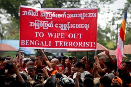 Tusentals personer demonstrerar i Sittwe den 13 augusti 2017 med krav på att alla utländska organisationer, bland annat FN, ska lämna Rakhine. ”Bengaler” är den vanliga beteckningen på rohingya.