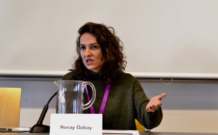 Nuray Özbay pekar på kvinnoorganisering redan under den osmanska tiden.