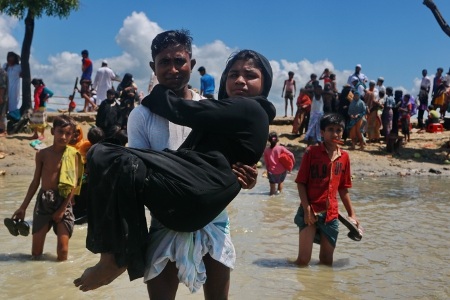 Flyktingar från Burma anländer till Bangladesh efter att ha lyckats fly undan våldet i hemlandet genom att ta sig över floden Naf, som skiljer länderna åt.