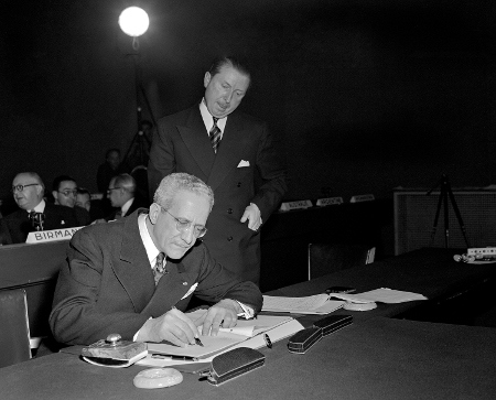 Ricardo Alfaro undertecknar för Panamas räkning folkmordskonventionen 1948.  Jehan de Noue, FN:s protokollchef, står bredvid.