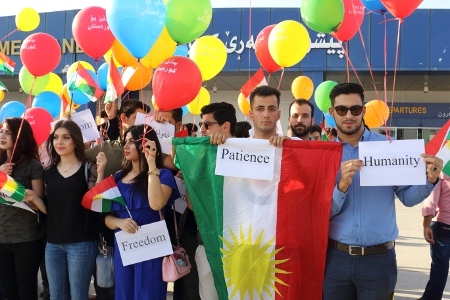 Kurdiska självständighetsanhängare har protesterat mot Bagdad, som KRG:s ledare anklagat för en ny folkmordspolitik. 