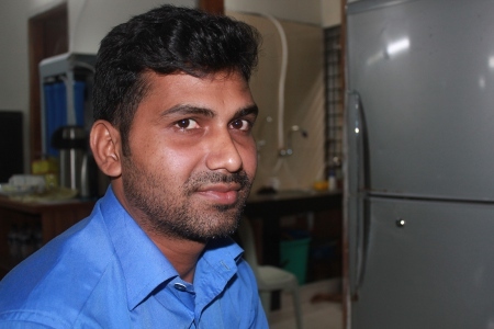 29-årige Abdul Mannan har arbetat som kvalitetskontrollant på en textilfabrik i Dhaka i fem år. Han säger att lönen inte räcker för att leva ett drägligt liv, trots att även hans hustru arbetar.