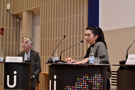 Helin Sahin, statsvetare och verksam vid Palmecentrets Mellanöstern och Nordafrika-program. Till vänster  Arne Jarrick, professor i historia vid Stockholms universitet som var moderator.