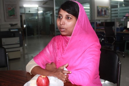  29-åriga Rabeya Akter har arbetat på en textilfabrik i Dhaka sedan hon var 13 år. Hon är fackligt aktiv och säger att arbetsförhållandena har blivit bättre sedan 2013.