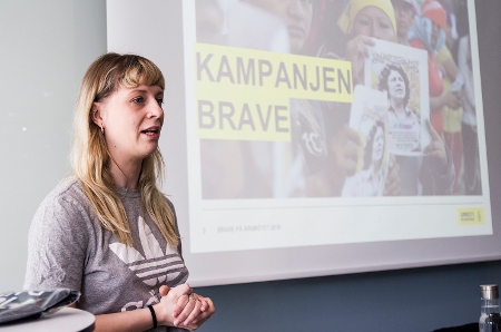 Amelia Wingqvist berättar om människorättsförsvarare på Amnestys årsmöte.