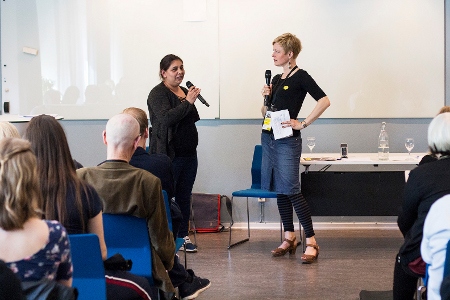  Monalisa Pruteanu samtalar med Johanna Westeson på Amnestys årsmöte i Göteborg.