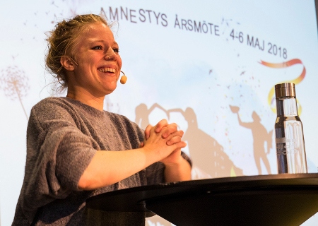 Olivia Bergdahl trollband publiken när hon höll ”invigningstal” på Amnestys årsmöte i Göteborg.