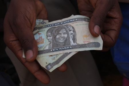  “Det tog oss fyra dagar att ta oss hit från Asmara”, säger en 31-årig man som lyckats ta sig den åtta mil långa sträckan från Eritreas huvudstad till Badme. Han visar upp de sista pengarna han äger – 13 eritreanska nakfa, vilket motsvarar bara några kronor.