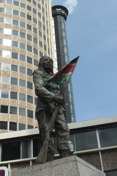Staty av Dedan Kimathi i centrala Nairobi. Han ledde Mau Mau-upproret mot det brittiska kolonialstyret i Kenya på 1950-talet. Efter självständigheten, 1963, har de flesta koloniala lagarna tagits bort, men inte de homofoba lagarna från den brittiska tiden.