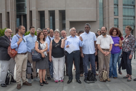 Lokala och tillresta europeiska kollegor till den fängslade Amnestyordföranden Taner Kılıç samlades för att uttrycka sin avsky, innan terrorrättegången den 21 juni.