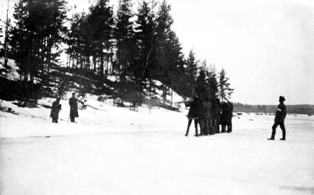 Två röda soldater arkebuseras i Kiviniemi, Karelen, den 11 april 1918,