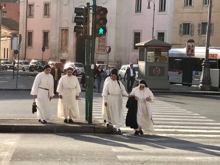  Katolska kyrkan har fortfarande stort inflytande i Italien. Här en grupp nunnor på Roms gator.