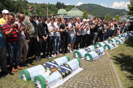 Srebrenica 11 juli 2018: Kvarlevorna av 35 personer som dödades sommaren 1995 begravs vid minnescentret i Potocari i östra Bosnien.