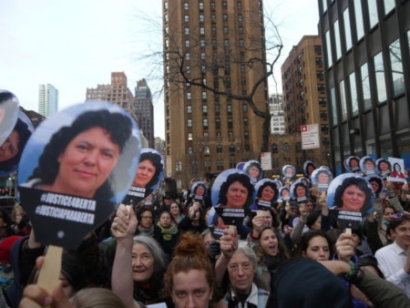 Demonstration i New York den 17 mars 2016 efter mordet på Berta Cáceres i Honduras. 