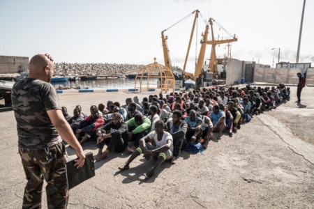  Migranter övervakas i ett förvar i Libyen hösten 2017.