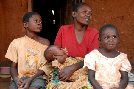 Manes Feston, tillsammans med sina barn. I famnen håller hon sin fyra månader gamla son Fedson, som var den ende som överlevde en trillingfödsel. I många afrikanska länder får kvinnorna fyra barn eller fler, och i de flesta av dessa länder är tillgången till sjukvård och preventivmedel begränsad.
