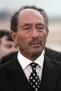 Anwar Sadat efterträdde Nasser som Egyptens president.