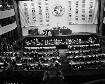 I Palais de Challiot i Frankrikes huvudstad Paris antogs den 10 december 1948 FN:s Allmänna förklaring om mänskliga rättigheter.