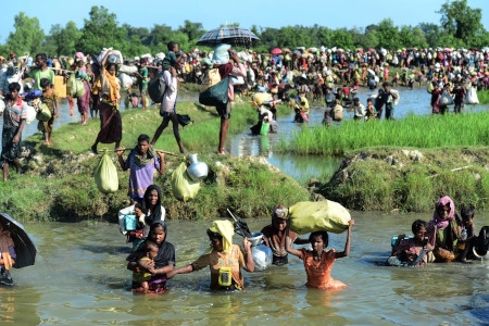 Rohingyer på flykt den 16 oktober 2017. FN-utredare kallar det ”folkmord”.