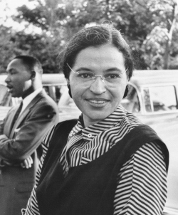 Rosa Parks med Martin Luther King i bakgrunden. Bilden tagen omkring 1955.