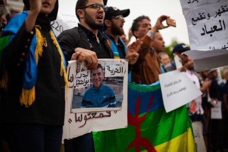 Demonstranter i Casablanca med berbernas flagga.