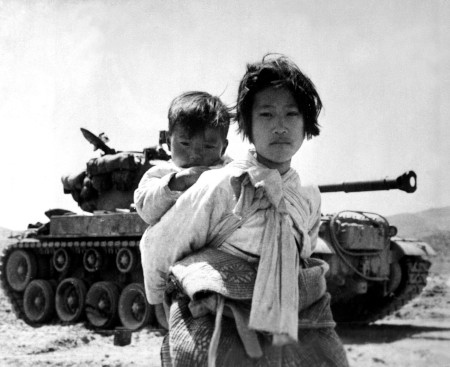 Koreakriget,1950. Civilbefolkningen drabbades hårt och flyktingströmmarna gick i båda riktningarna, från norr till söder och vice versa.
