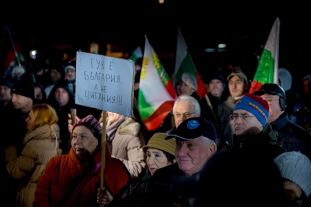 ”Detta är Bulgarien, inte Zigenia” slår det på plakat vid ett högerextremt möte i byn Voyvodinovo.