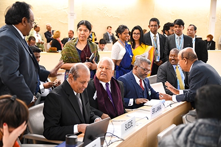 Sri Lankas delegation på plats i MR-rådet i Genève. I förgrunden utrikesministern Tilak Marapana.