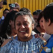 Evelyn Hernández hälsas av aktivister när hon frigavs från fängelset i Ilopango  där hon har avtjänat ett 30-årigt fängelsestraff för överlagt mord efter en dödfödsel. Högsta domstolen i El Salvador har beslutat att hon ska få en ny rättegång som väntas inledas den 4 april.