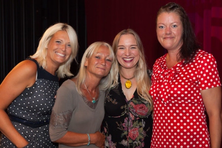 Camilla Gisslow (trea från vänster) och de intervjuade mammorna Petra, Ina och Johanna.