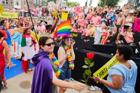Vitalina Koval (i solglasögon) deltar i Pride kanalparaden i Amsterdam 4 augusti 2018.