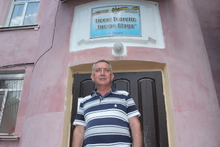 Ion Iovcev är rektor på skolan "Liceul Teoretic Lucian Blaga" i Tiraspol. Det är en av sex skolor i Transnistrien som utsattes för omfattande trakasserier fram till 2014 av myndigheterna för att de undervisade på moldaviska och latinsk skrift istället för på ryska och med kyrillisk skrift. 