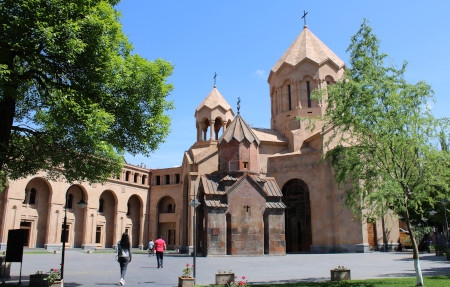 Den armeniska kyrkan är oerhört inflytelserik i Armenien. En del av dess präster eldar på homo- och transfobi.