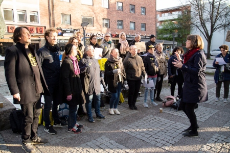  Amnestykören sjunger ”Freedom is coming” av Anders Nyberg på Södermalmstorg i Gävle. 