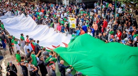 Den algeriska flaggan vid en demonstration i Mostaganem. Demonstrationer har pågått över hela Algeriet sedan 22 februari.