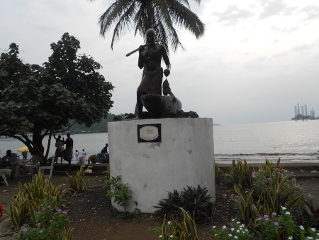 Ambas-bukten har gett namn åt separatisternas namn på Ambazonia. Här ett monument i staden Limbe som restes på 150-årsdagen av att missionären Alfred Saker bildade ett samhälle med frigivna slavar. British Ambas Bay avträddes 1887 av Storbritannien till Tyska Kamerun. 