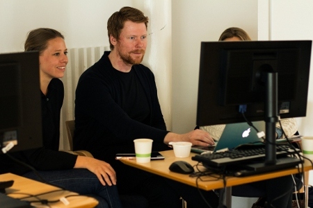  Valen till förtroendeposter genomfördes vid årsmötet 2015 on-line. Under 24 timmar gavs alla medlemmar i Amnesty möjlighet att rösta. 101 personer deltog, inklusive de 134 som var på årsmötet. Robin Harms Oredsson visar en av röstningsstationerna i Umeå för Helle Björnstad från norska Amnesty. 